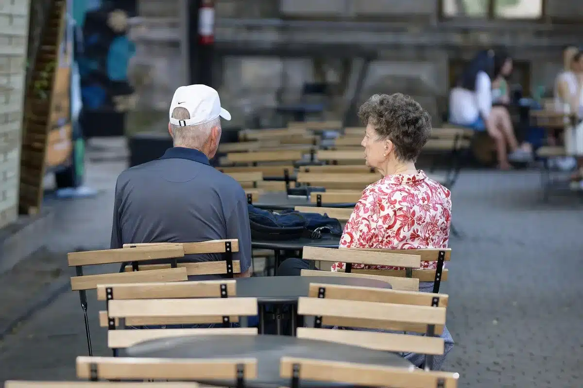 Anziano che balla il liscio in un centro sociale