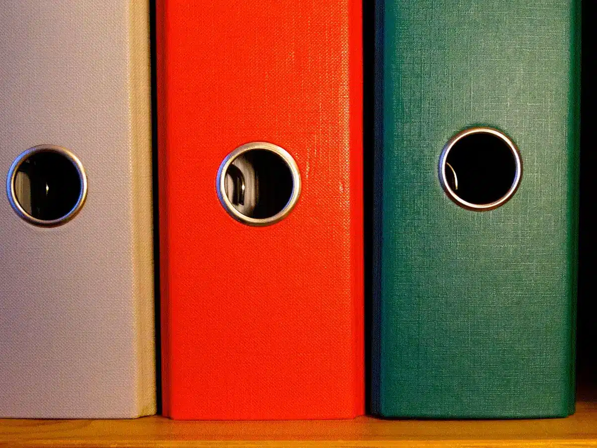 Ricercatore che esamina negativi fotografici in archivio