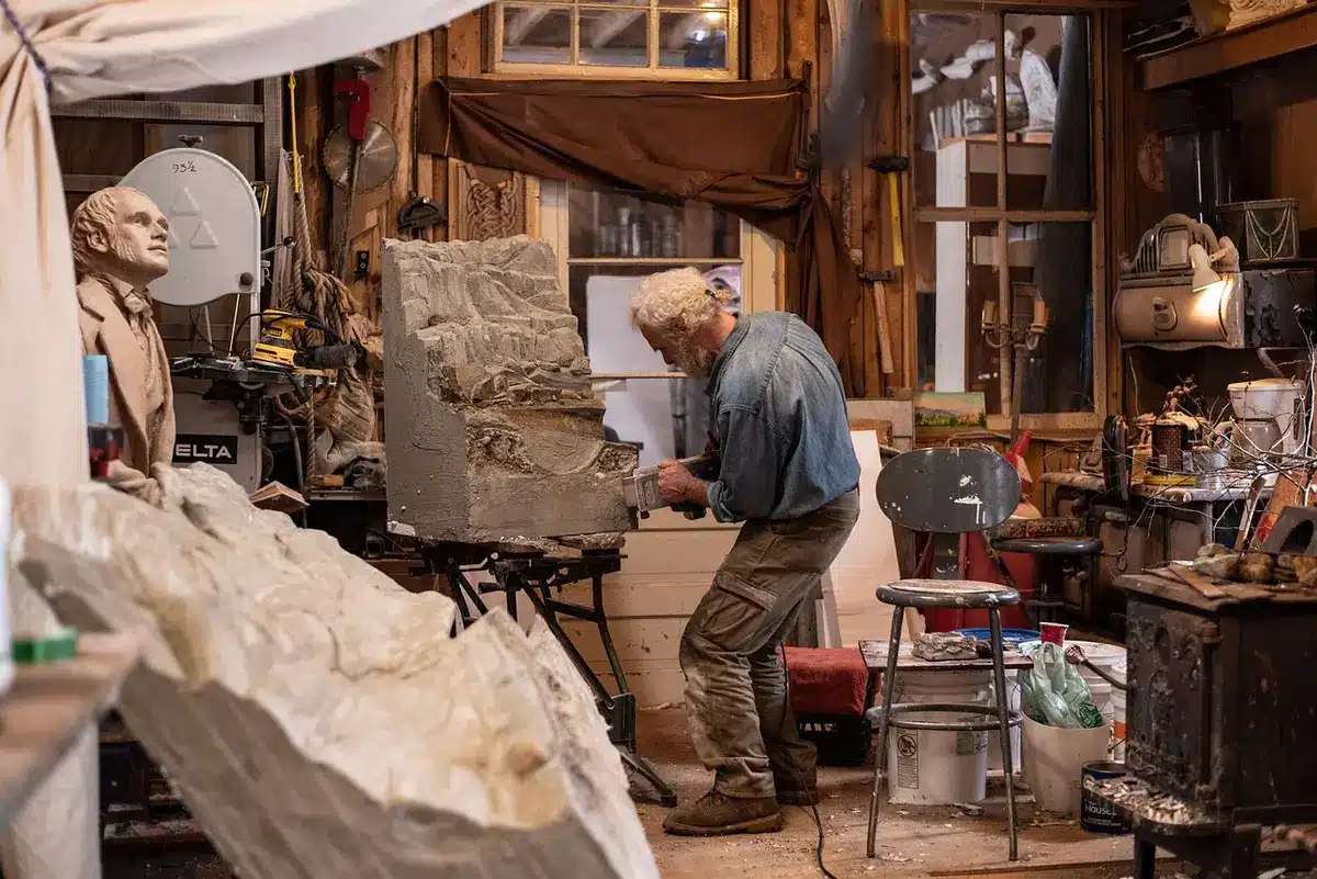 Materiali artistici e strumenti in uno studio di scultura contemporanea