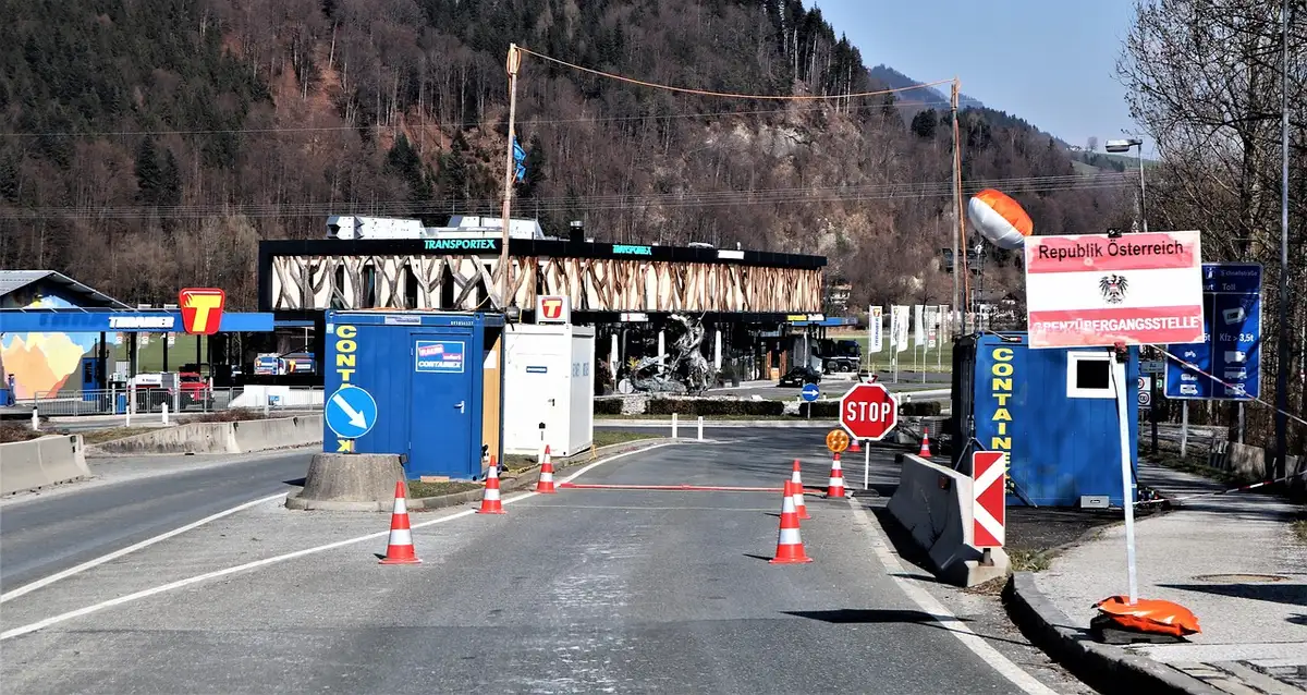Controlli di polizia con persone in fila davanti a un posto di blocco urbano