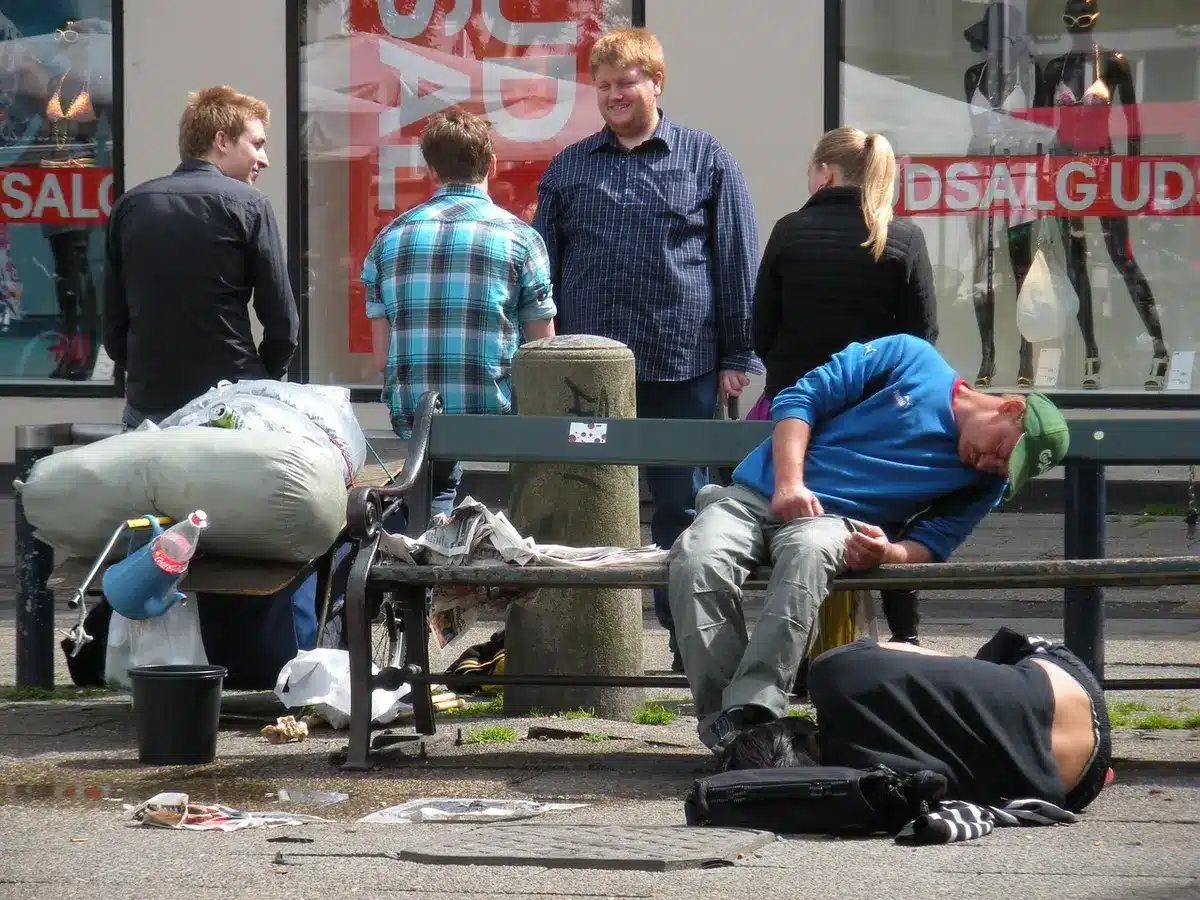 Operatore sociale vicino a persona senza fissa dimora in strada