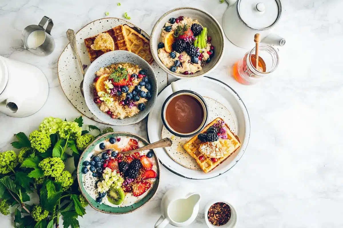 Colazione proteica con uova, yogurt greco e frutta fresca su un piatto