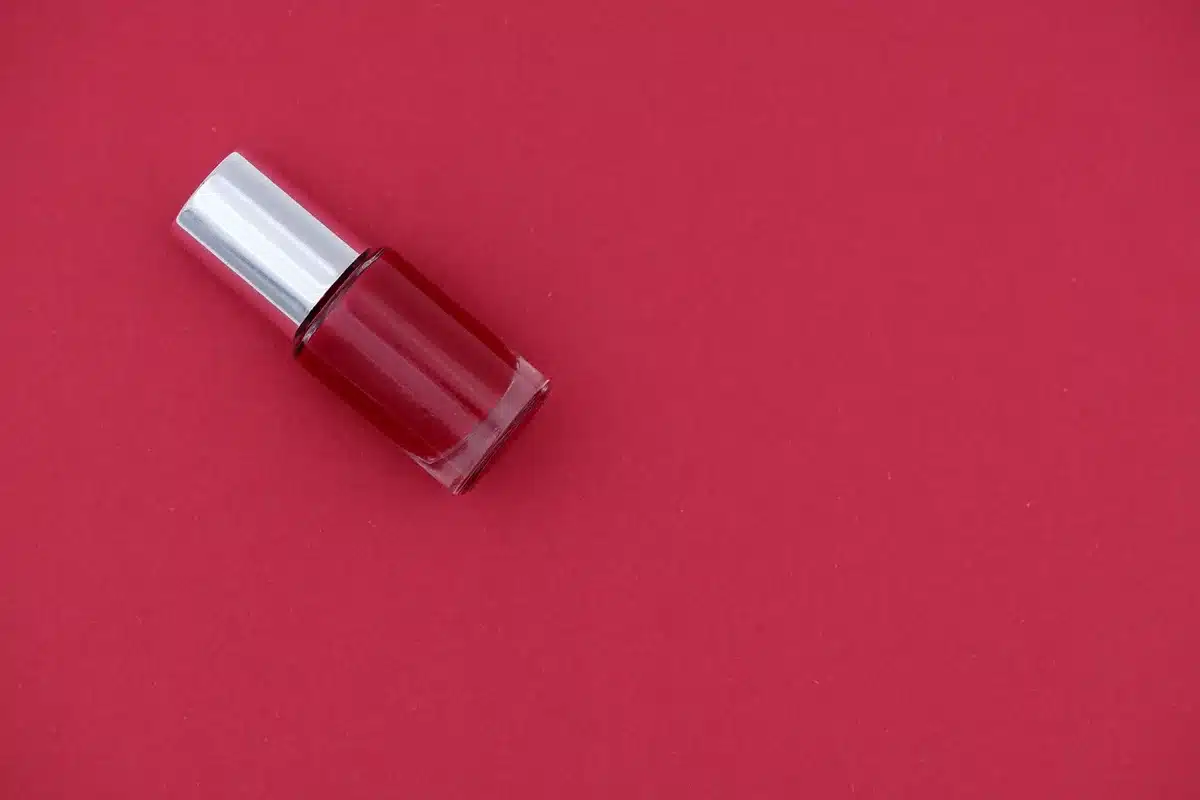 Unghie corte nude lucide, mani femminili anonime