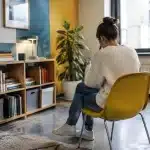43 mq a Milano: miniappartamento esplode di colore con stile massimalista