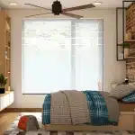 Camera da letto con coprimaterasso, igrometro sul comodino e deumidificatore