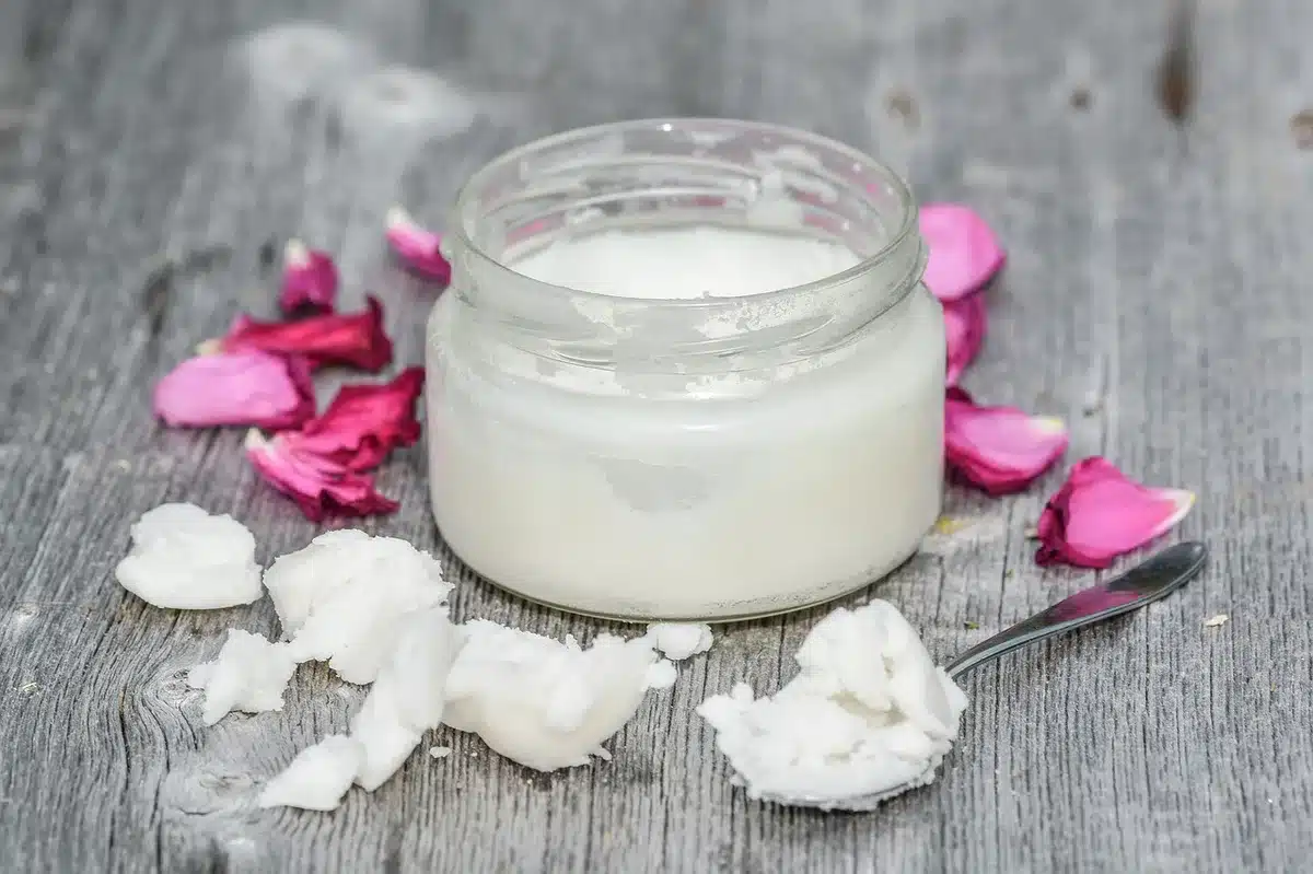Mano che controlla l'INCI su una confezione cosmetica