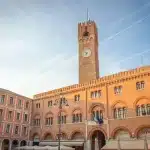 Carovana di furgoni e bancarelle ferme in piazza durante una protesta a Torino