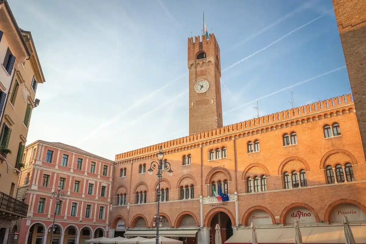 Carovana di furgoni e bancarelle ferme in piazza durante una protesta a Torino