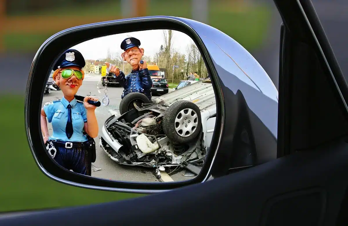 Minicar sotto sequestro con lampioni e nastro della polizia