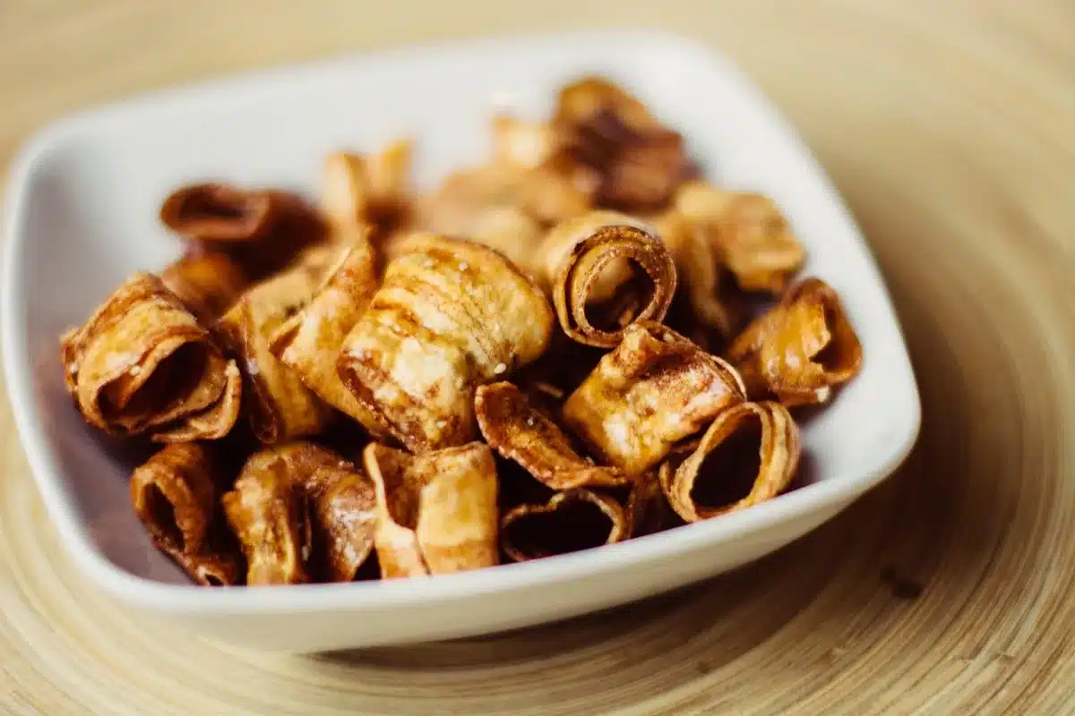 Banana tagliata su un piatto come spuntino energetico
