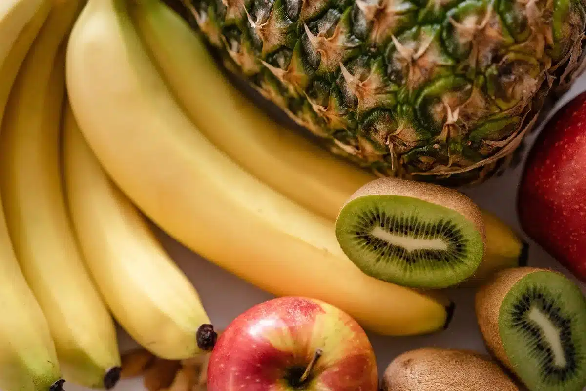 Due banane affiancate, una verde e una matura, per mostrare la maturazione