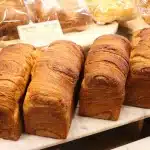 Banco di caffetteria con cornetti assortiti e tazza su piattino