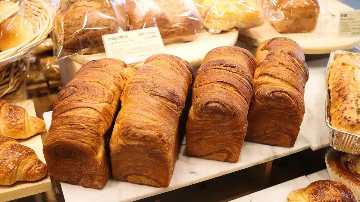 Banco di caffetteria con cornetti assortiti e tazza su piattino