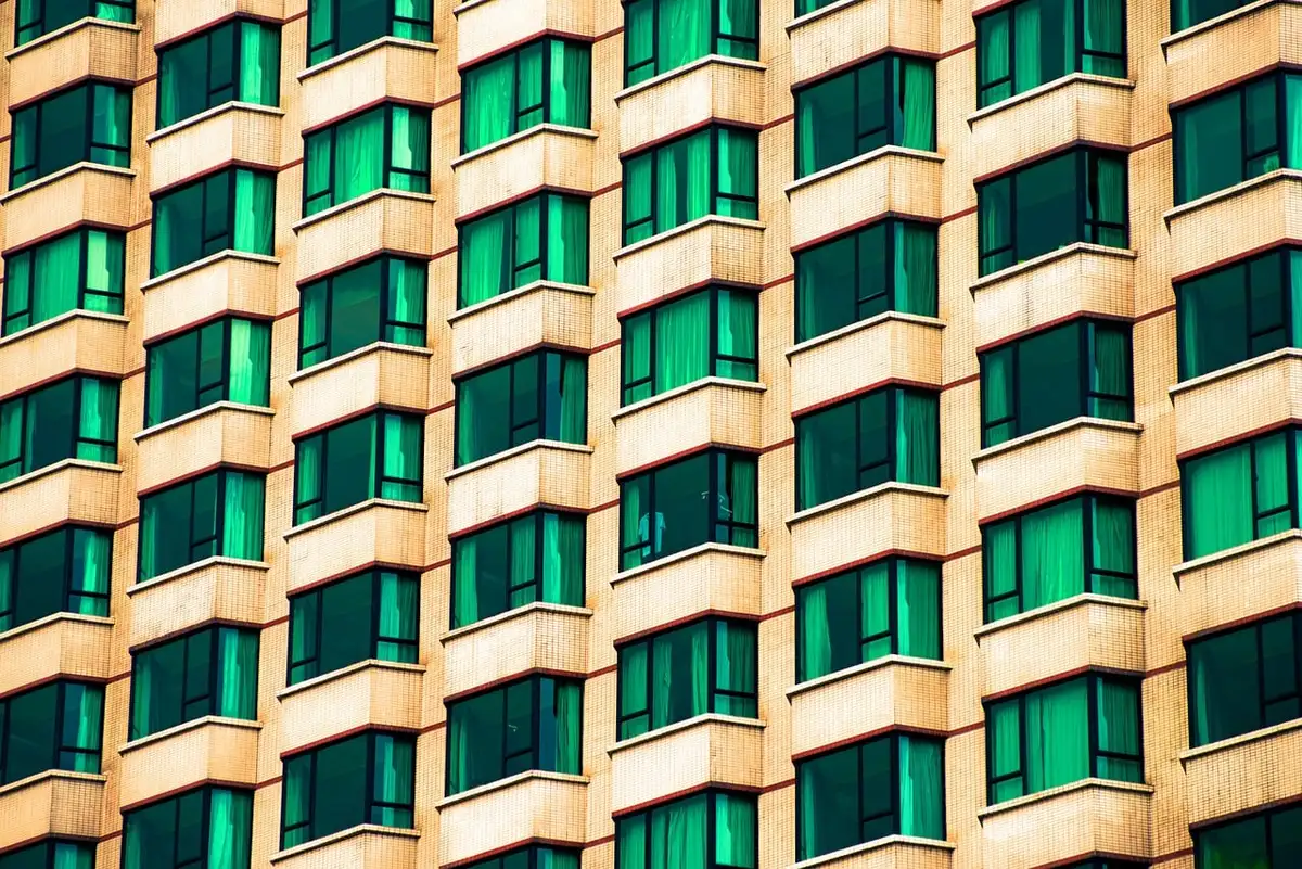 Edificio a linee basse con ampie vetrate che si affaccia sulle praterie