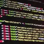 Mani anonime al computer con segnaposto per annunci su una pagina web