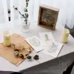 Laboratorio botanico con vasetti e mani anonime che sistemano fiori secchi