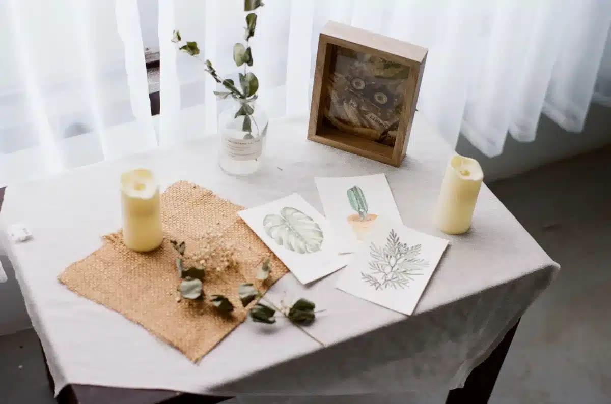 Laboratorio botanico con vasetti e mani anonime che sistemano fiori secchi