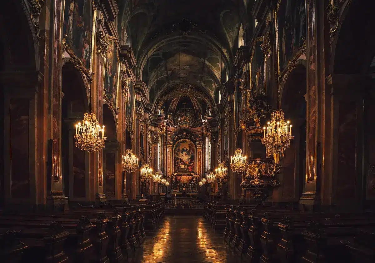 Il chiostro e le arcate del Duomo di Bressanone con decorazioni barocche