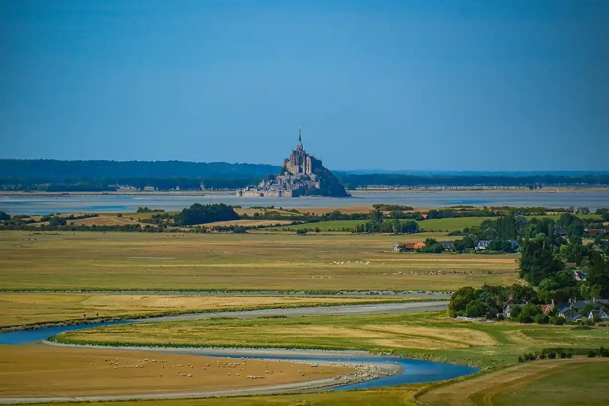 L'abbazia di Novacella con vigneti e montagne sullo sfondo