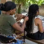 Burkina Faso: trecce femminili svelano identità, resistenza e cambiamento sociale