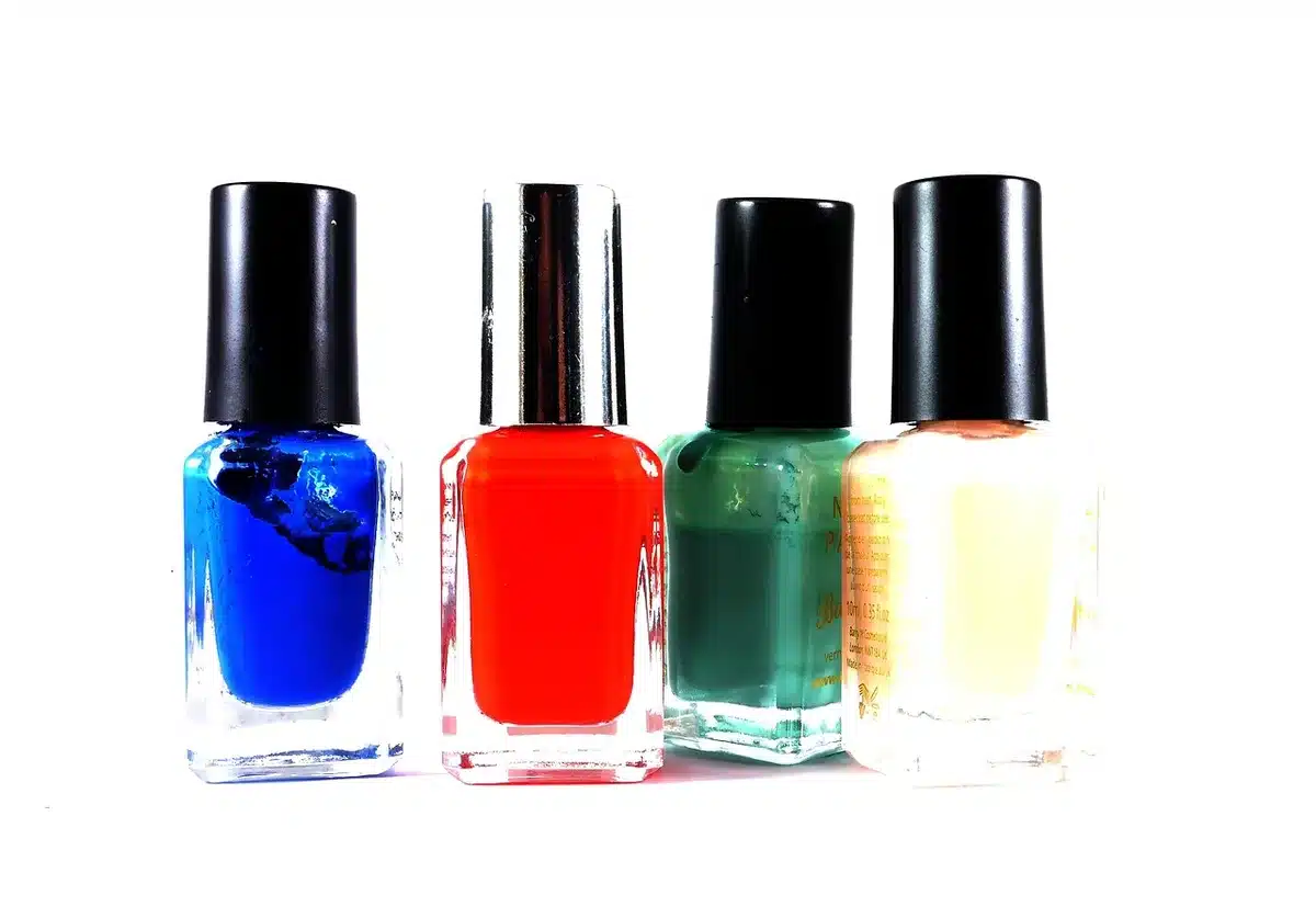 Diversi formati di prodotti cosmetici su un piano, mini e full size