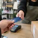 Carta di credito clonata in pochi minuti da una dipendente: 10.000 euro prosciugati alle terme