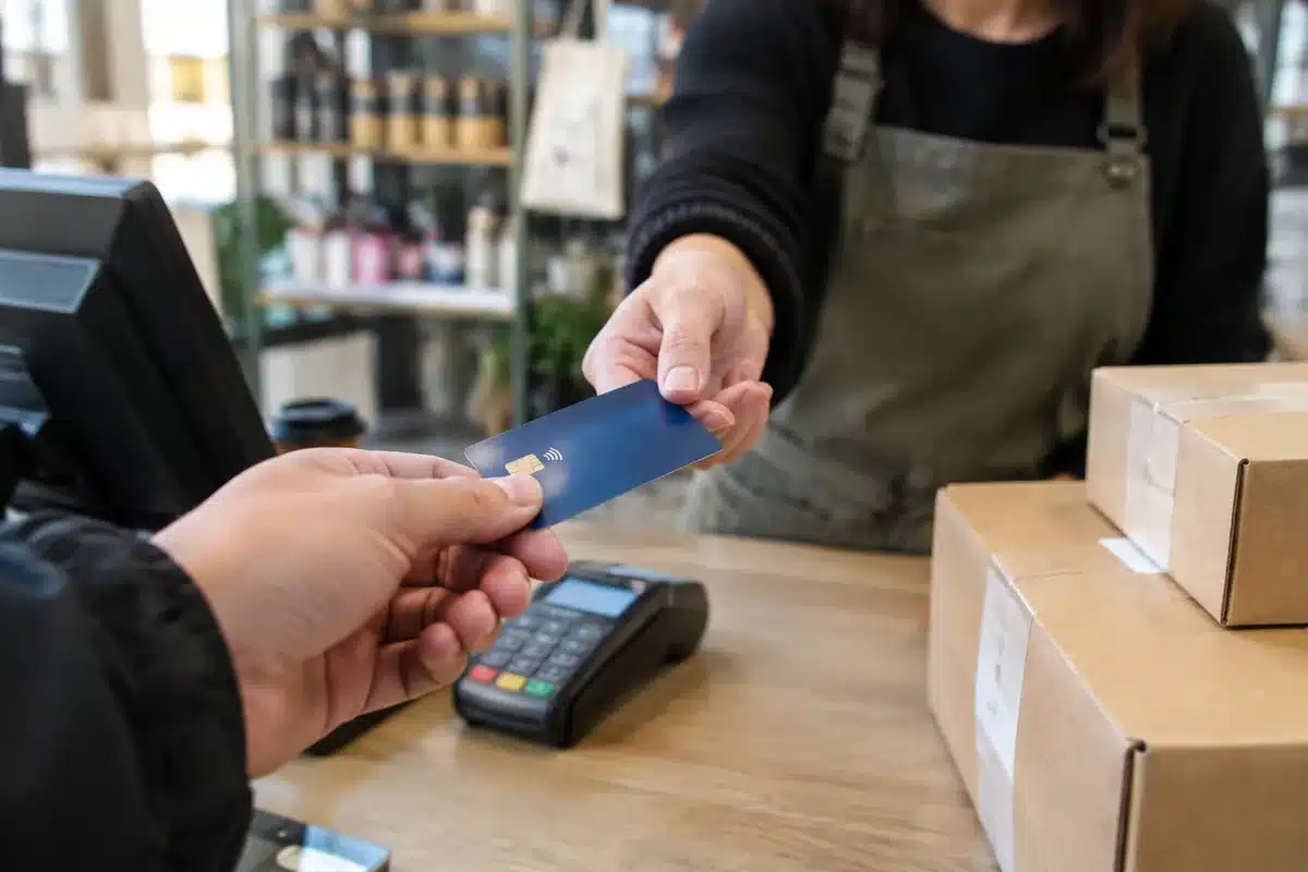 Carta di credito clonata in pochi minuti da una dipendente: 10.000 euro prosciugati alle terme