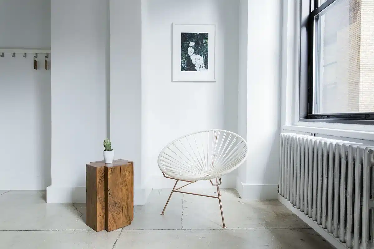 Soggiorno con palette azzurro, bianco e terracotta e finestre con profili neri