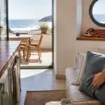 Casa al mare 60 mq: ristrutturazione smart con idee salvaspazio e colori anni ’70