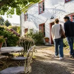 Casa nei Paesi Baschi: stile etnico, colori caldi e arredi vintage da copiare