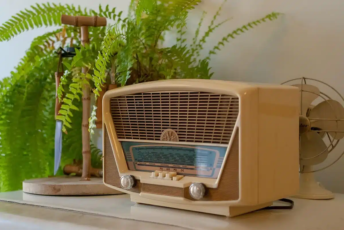 Combinazione di mobili vintage, pezzi moderni e accessori colorati
