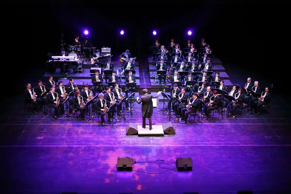 Prove di un'orchestra inclusiva con musicisti di diverse età