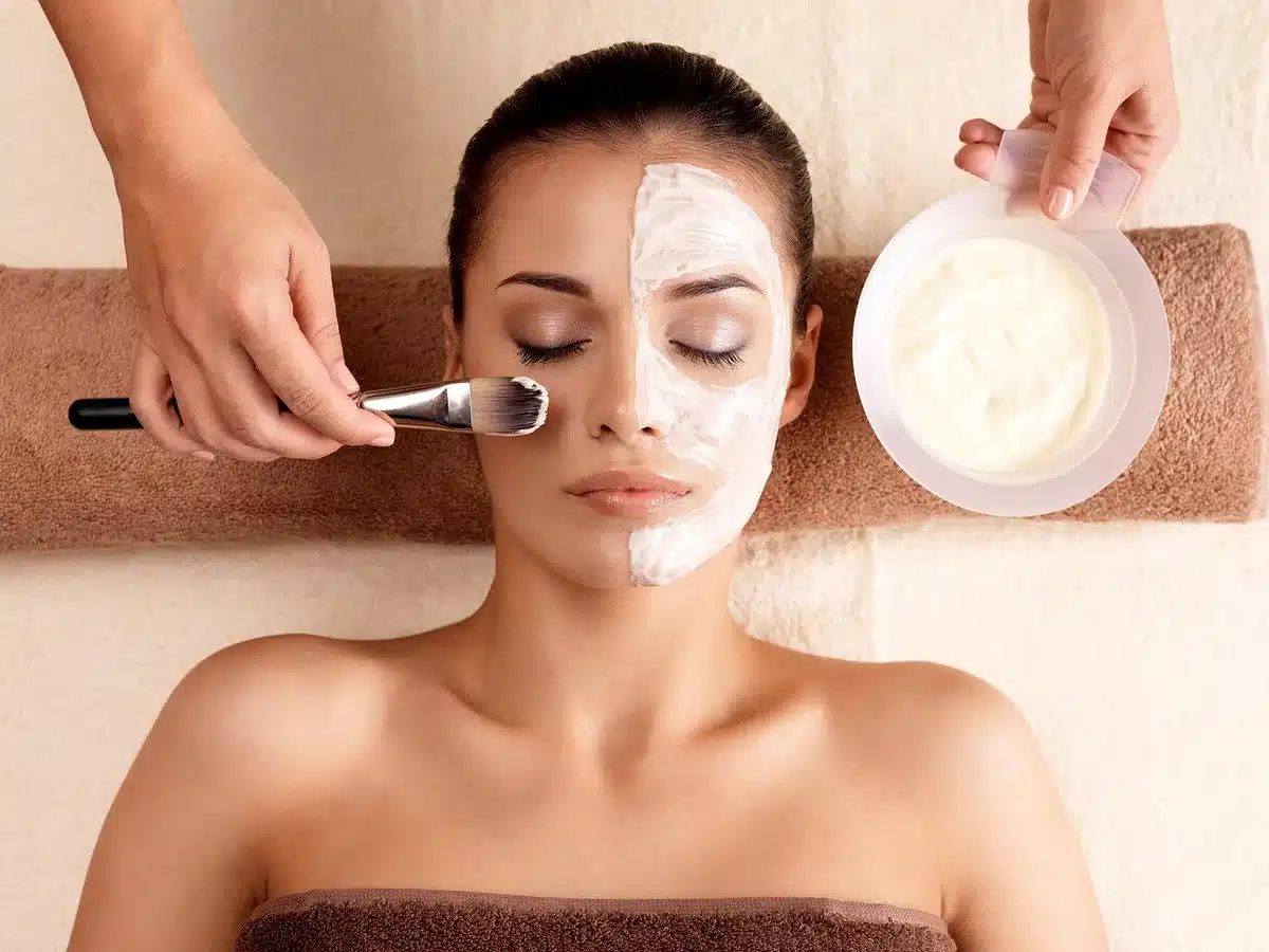Operatrice che consulta una cliente per un trattamento viso personalizzato