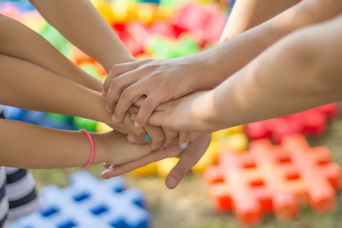 Due persone che si prendono per le mani in segno di supporto