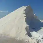 Capanno di osservazione anonimo tra canne e saline al tramonto