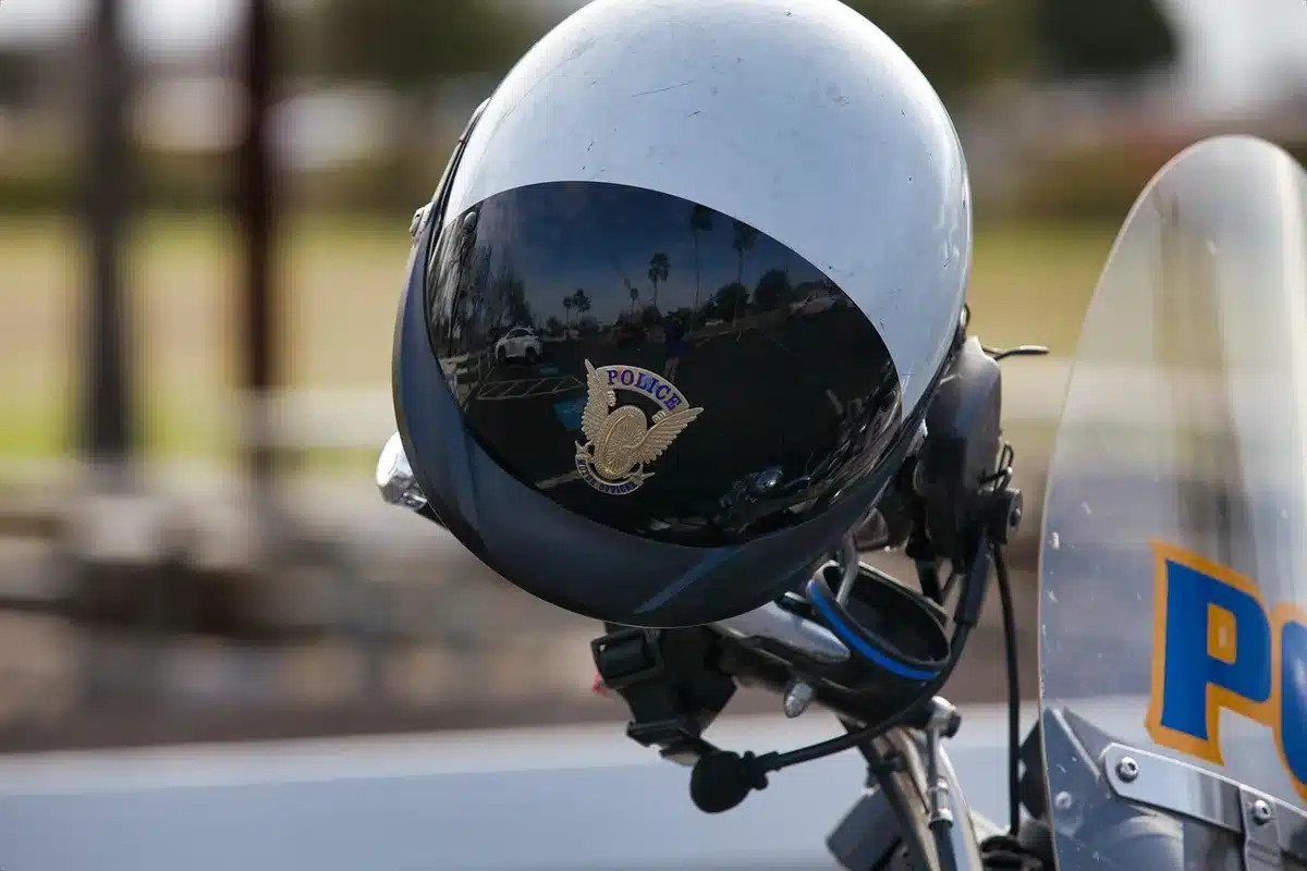 Sportello polizia con persone in attesa per documenti e pratiche