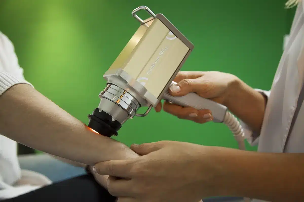 Interno di un centro di depilazione laser con apparecchiature e lettino
