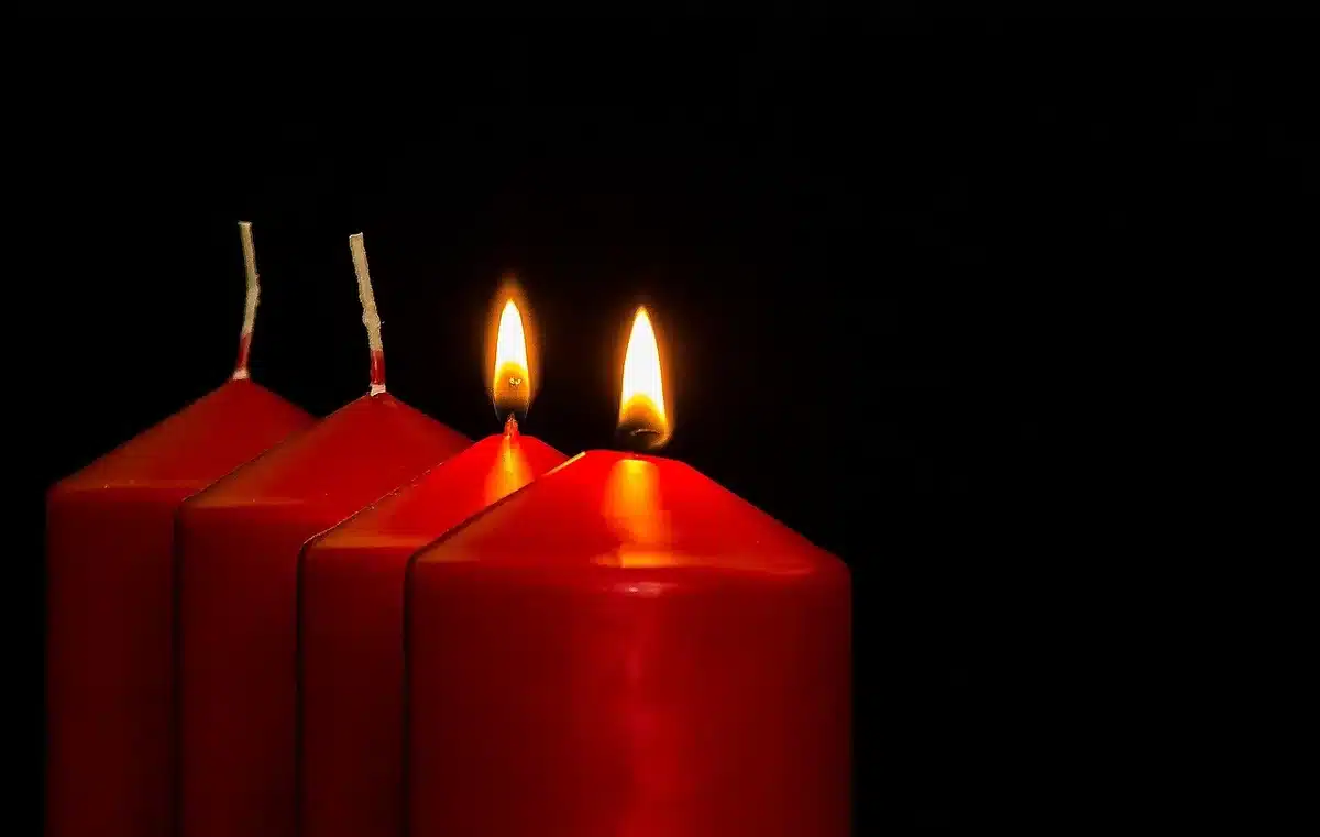 Candele e fiori lasciati in memoria davanti a una sede associativa