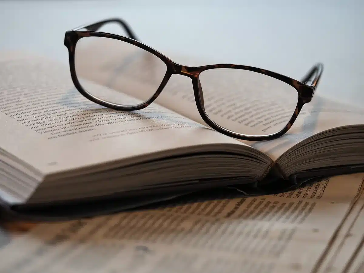 Primi piani di mani che sfogliano pagine per evocare vite quotidiane