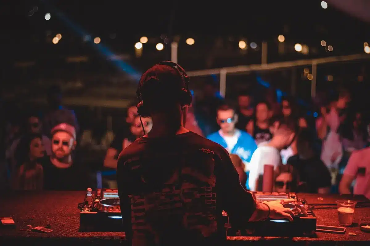 Palco e pubblico di un festival letterario con programmi esposti