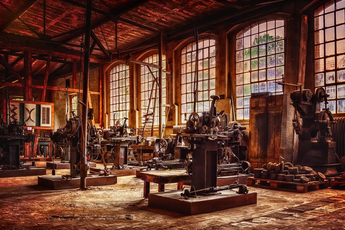 Interno di diversi reparti industriali con macchinari e linee di produzione