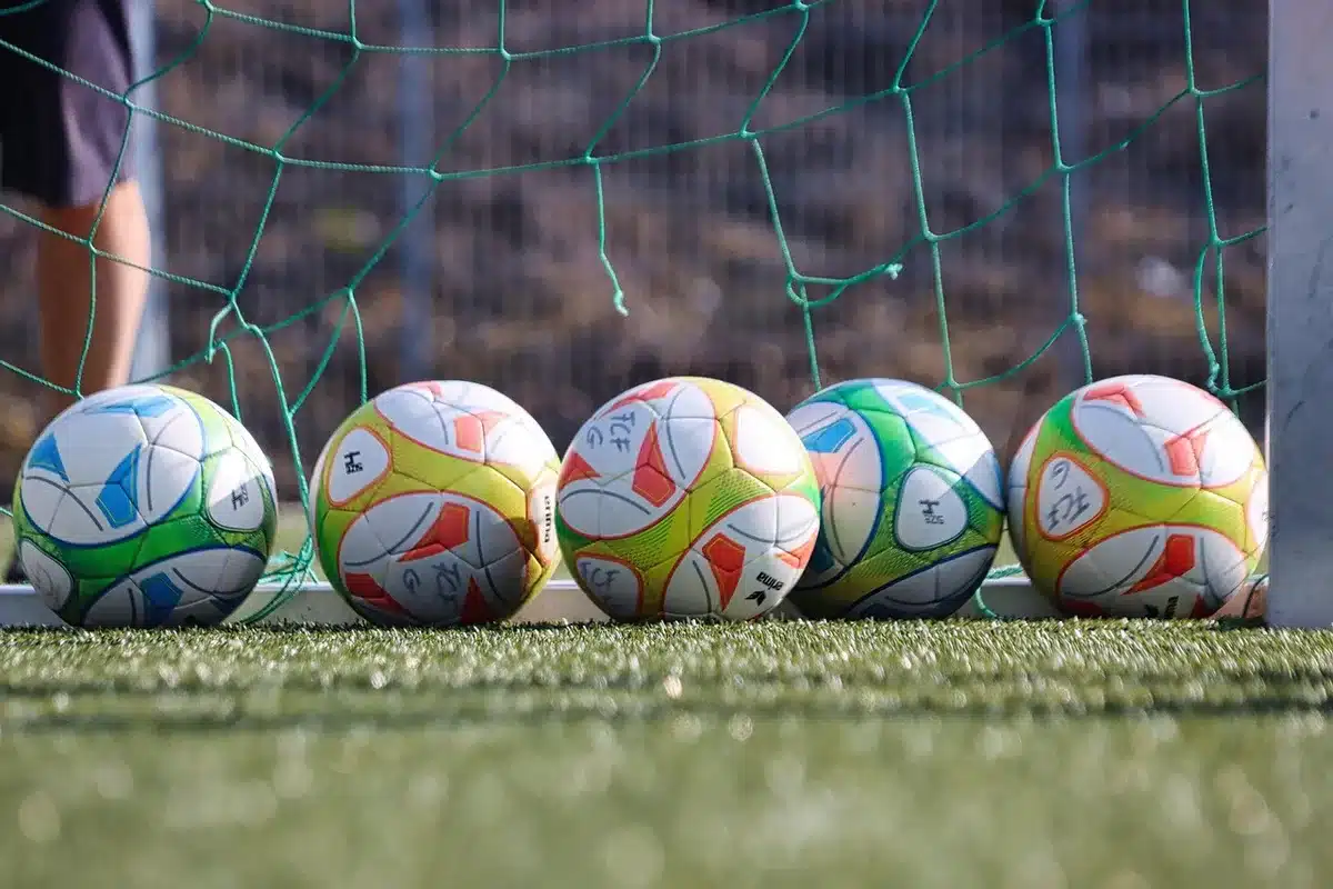 Squadra durante una amichevole estiva sul campo, azione di gioco
