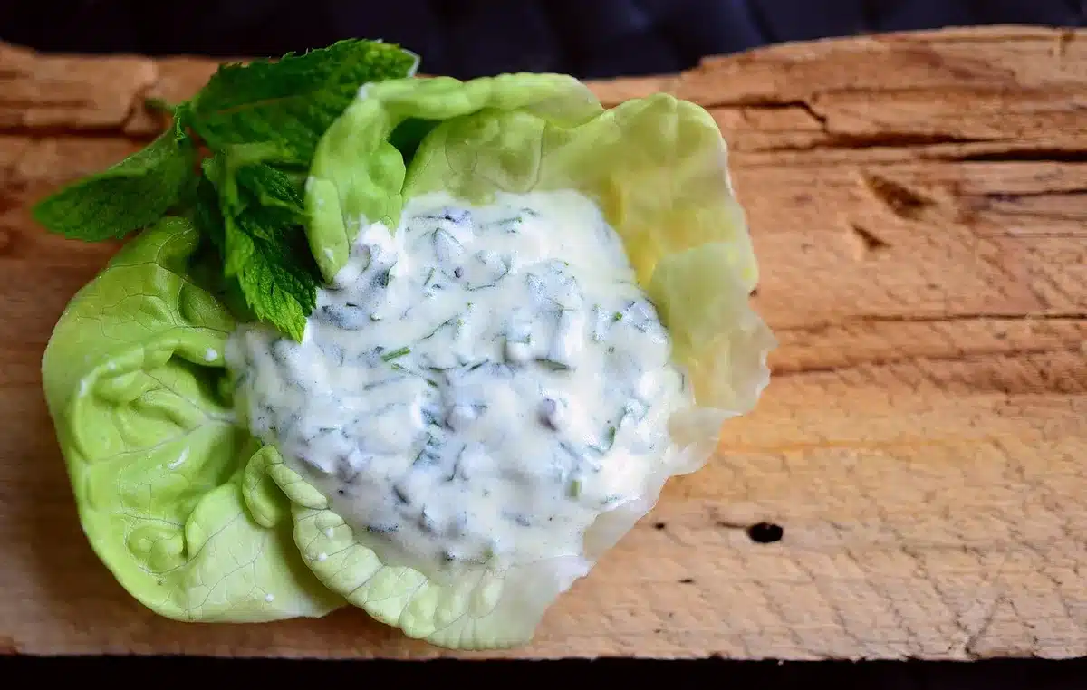 Insalata con fagioli, erbe fresche e agrumi pronta da servire