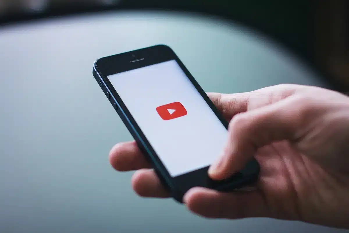 Mani che digitano su smartphone con messaggi e email visibili sullo sfondo