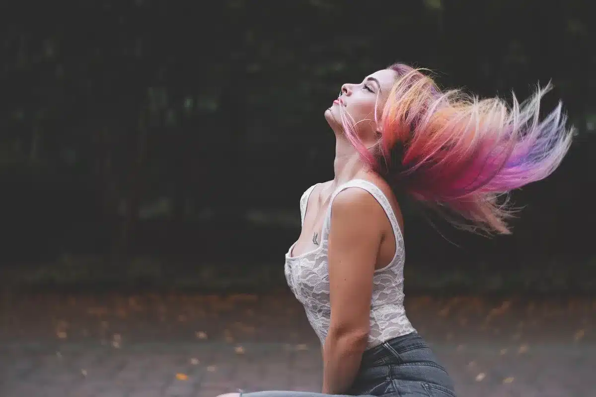 Frangia su capelli ricci che segue il movimento naturale dei ricci