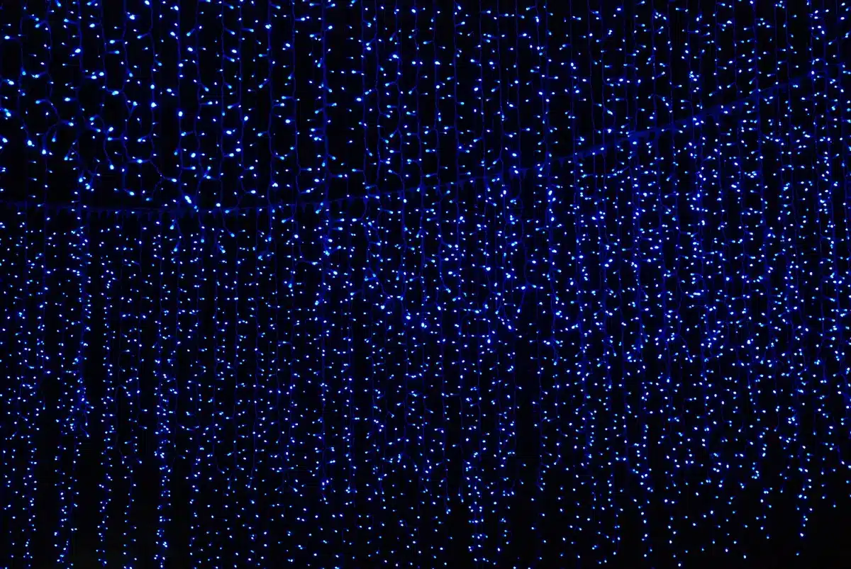 Quartieri di una cittร al buio con luci residue e strade deserte