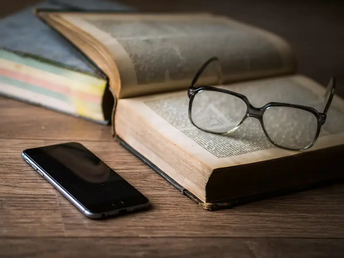 Utente con smartphone che aspetta il caricamento di una pagina di notizie