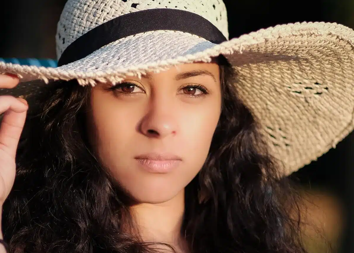 Spettatori con cappelli e abiti eleganti all'ippodromo