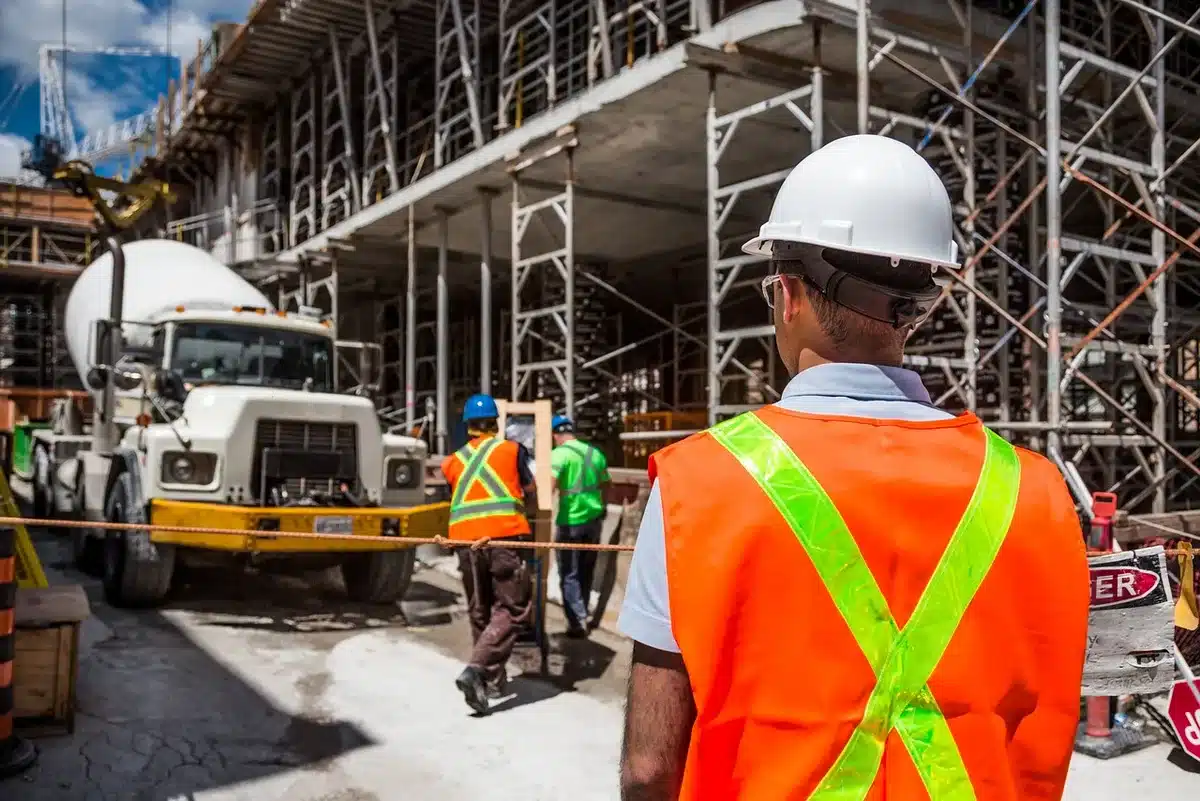 Operai in cassa integrazione vicino a uno stabilimento di prefabbricazione