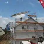 Caschi da cantiere e impalcature in una galleria ferroviaria in costruzione